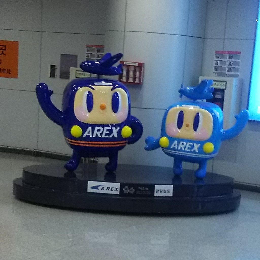 空港鉄道のマスコットキャラクター、エーレックスくんとエーレックスちゃん（命名、ハヤシ）